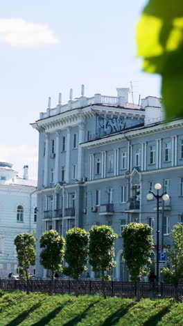 paisaje urbano con edificios y árboles históricos