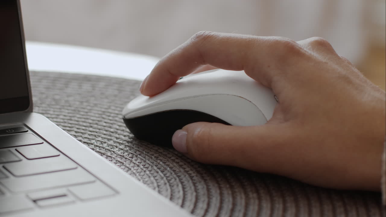 человек, использующий компьютерную мышь