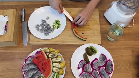 preparando una ensalada de frutas