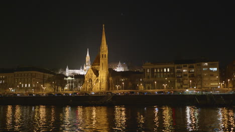 gebäude über dem fluss dunabe in budapest, ungarn