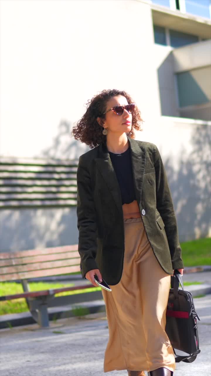 Donna elegante che cammina all'aperto