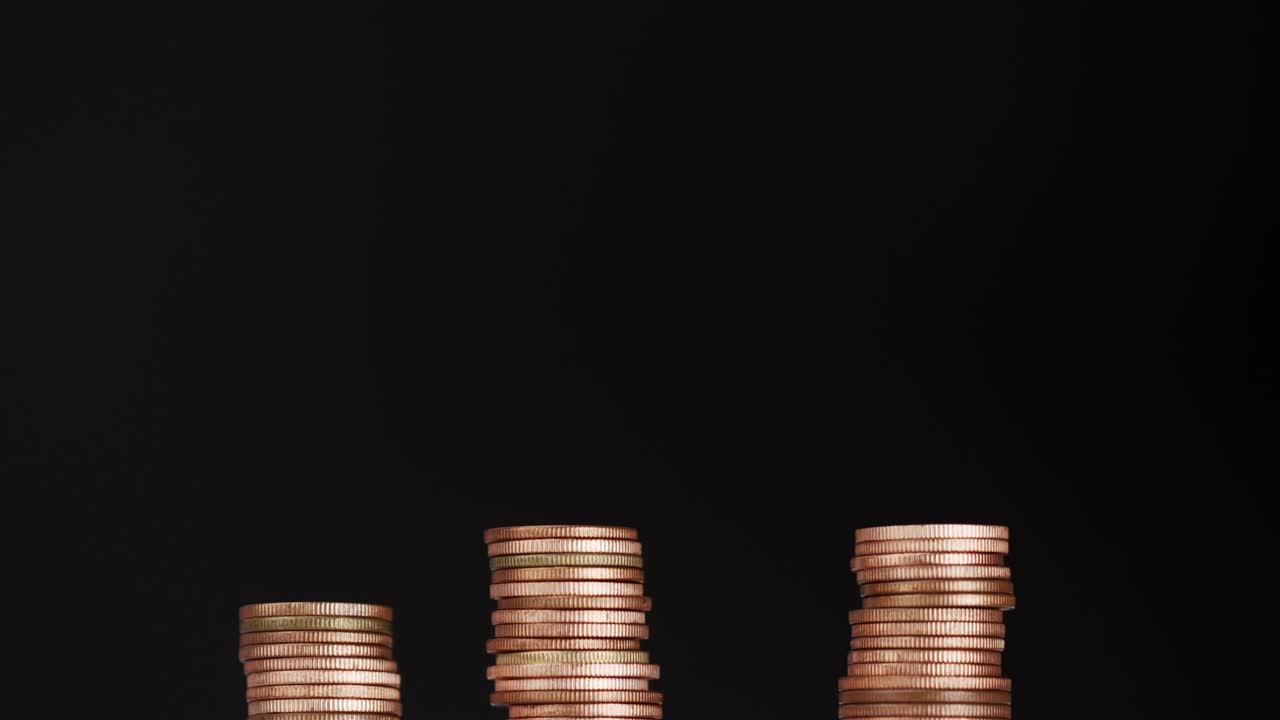 recogiendo monedas y apilando montones de monedas.