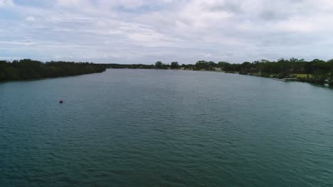 Vista-Aérea-Sobre-Los-Manglares-Y-áreas-Verdes-Del-Río-Tweed,-En-El-Norte-De-Nueva-Gales-Del-Sur,-Australia