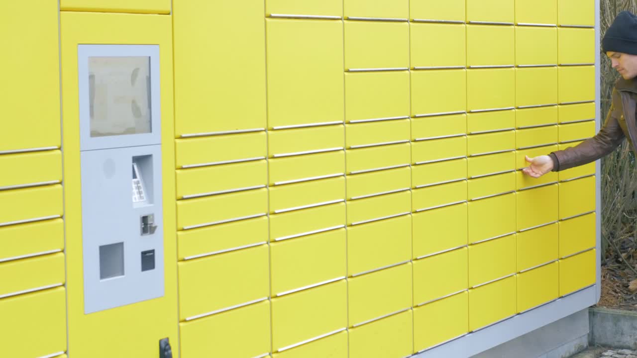 putting a parcel into a parcel station