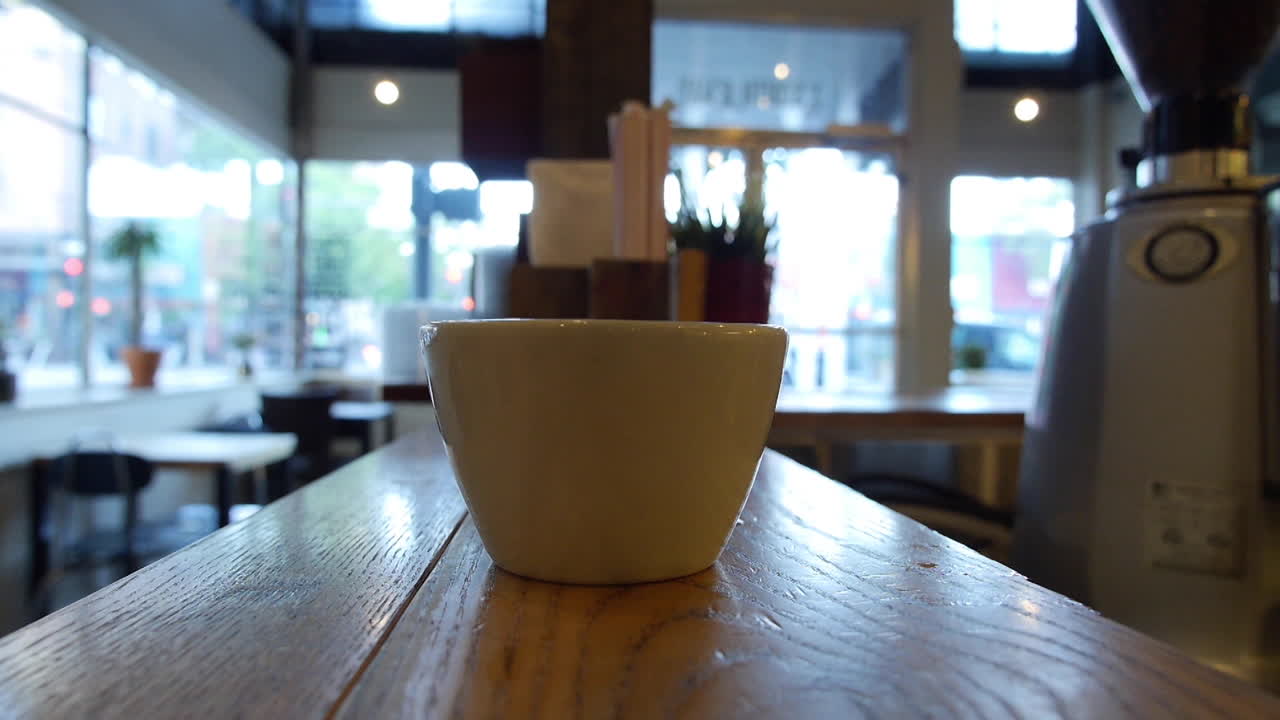 se sirve café, las manos masculinas del servidor tiran una taza de café en el mostrador, cenan para quedarse