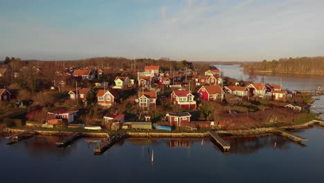 vista aérea de pintorescas cabañas en el paraíso de verano brandaholm en karlskrona, suecia-4