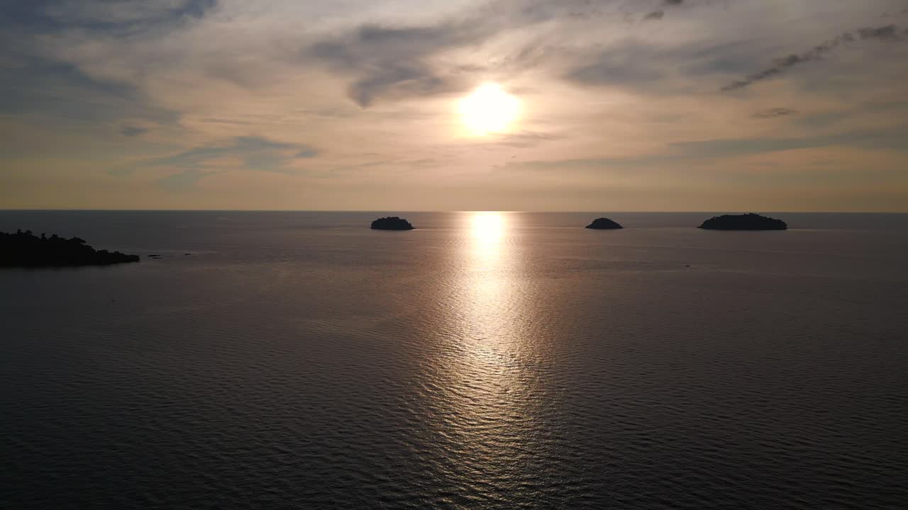 해가 지는 반사 바다