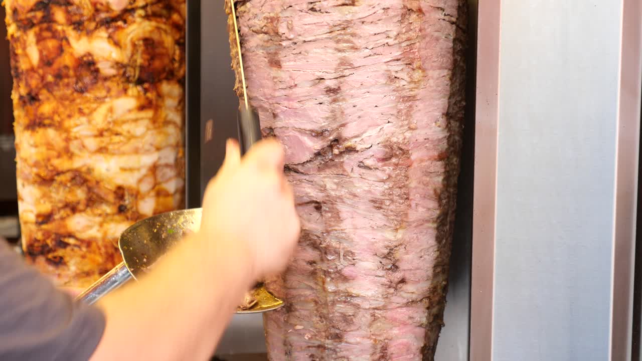 preparación de shawarma en el asado vertical