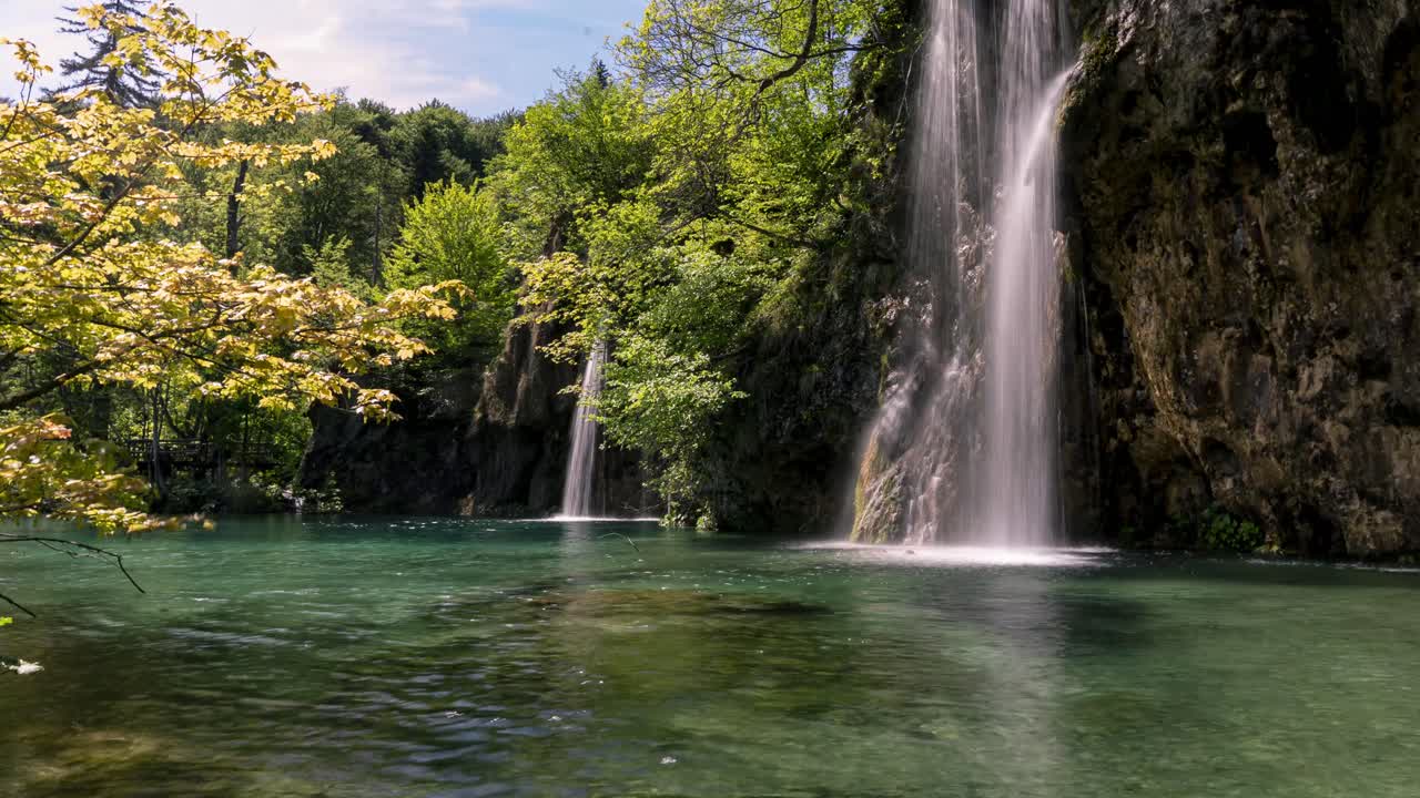 incline hacia abajo la vista de lapso de tiempo de cascadas en los lagos de plitvice