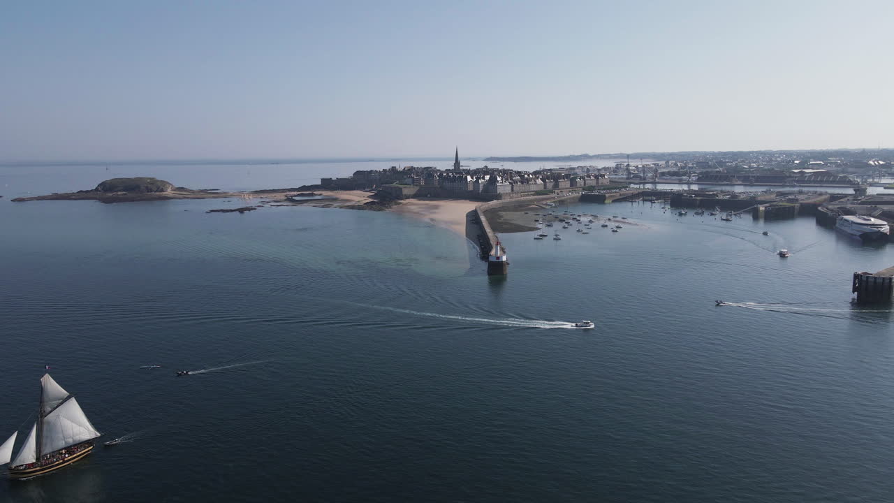 프랑스 브리타니를 배경으로 생말로가 있는 몰 데 느와르 등대 앞을 항해하는 범선