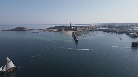 Segelschiff-Vor-Dem-Leuchtturm-Môle-Des-Noires-Mit-Saint-Malo-Im-Hintergrund,-Bretagne-In-Frankreich