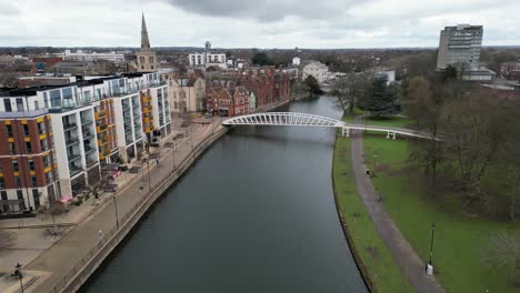 Puente-Peatonal-Y-Apartamentos-Junto-Al-Río-Bedford-Bedfordshire-Reino-Unido-Drone,-Antena