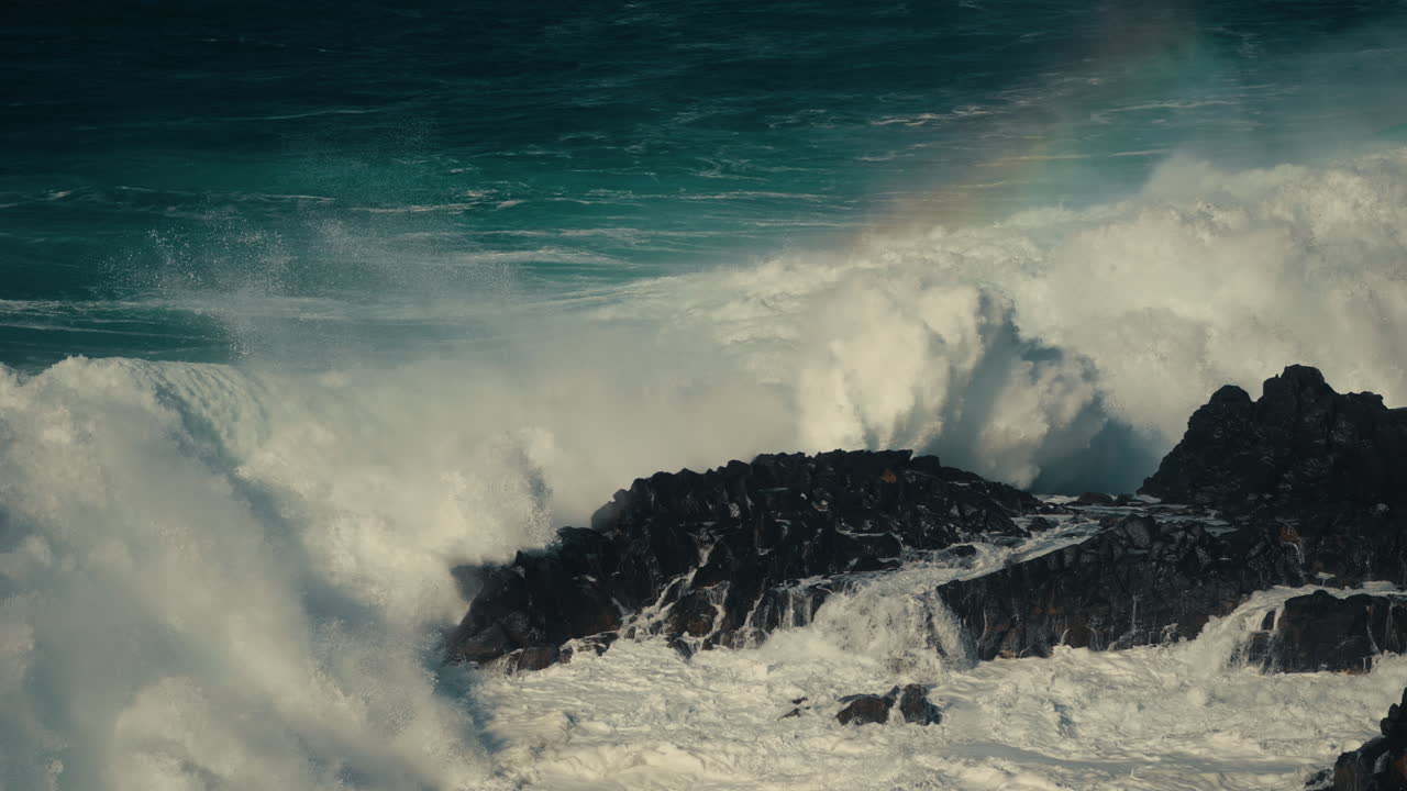 poderosas olas chocando contra la costa rocosa
