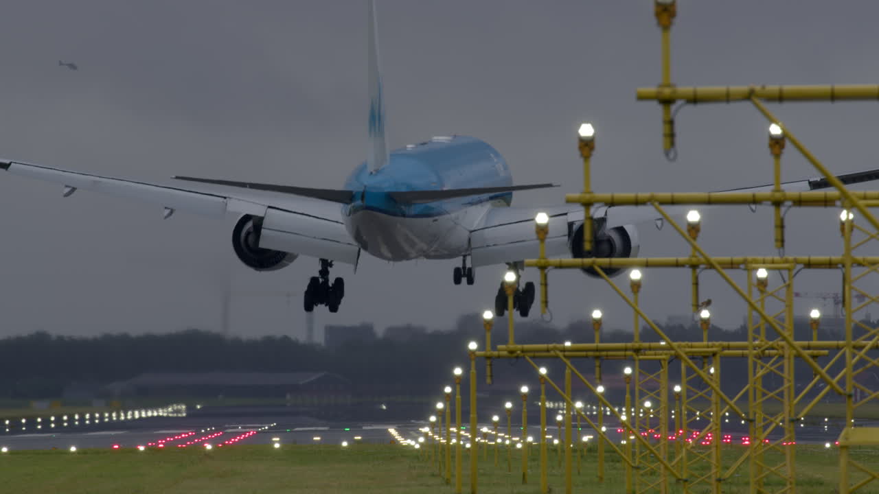 밤에 착륙하는 비행기