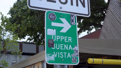 Una-Toma-Captura-La-Elegancia-De-Un-Letrero-Verde-En-Reposo