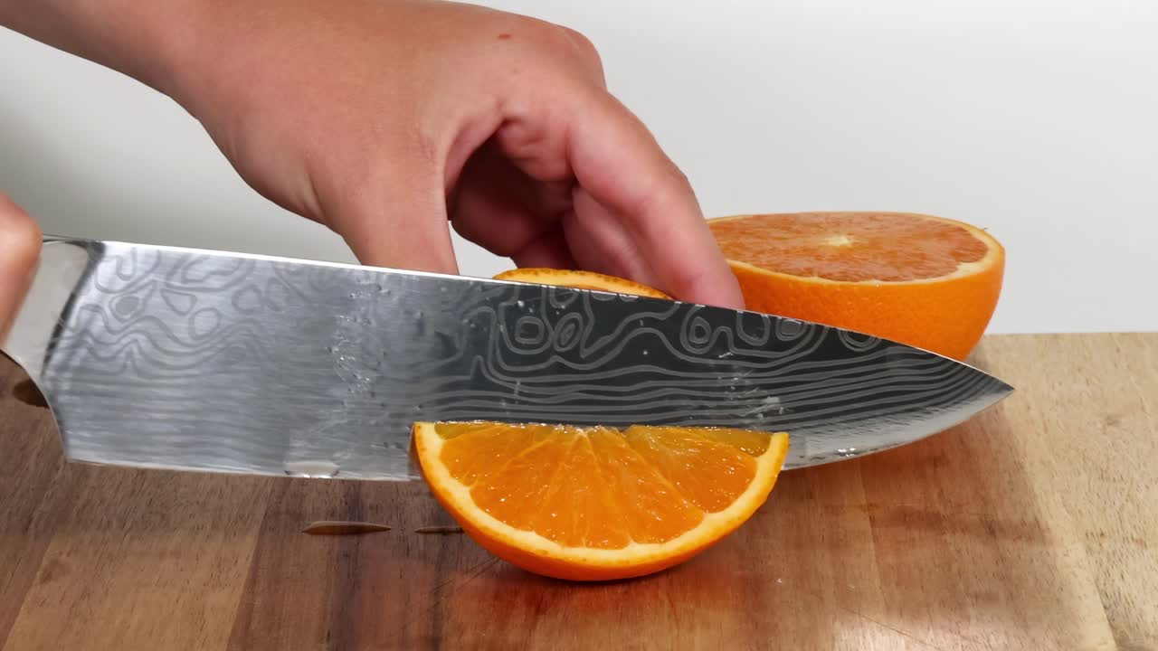 오렌지를 조각으로 잘라내는 순차적인 단계