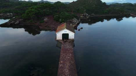 la bahía de fornells en menorca revela un dron con el tema de la casa del lago