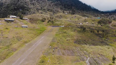 Luftaufnahmen-Eines-Kleinen-Flugzeugs-Auf-Einer-Bergpiste-Im-Dschungel-Von-Papua,-Indonesien