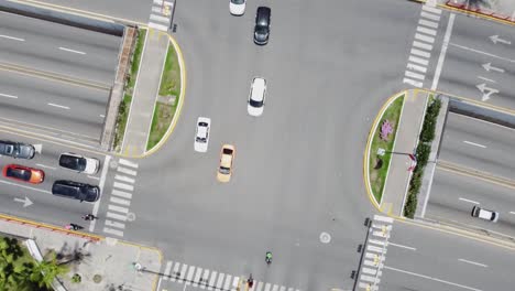 Arriba-Y-Abajo,-Los-Autos-Conducen-En-El-Cruce