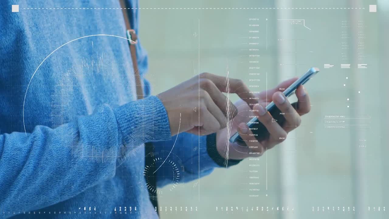 animación de la interfaz con procesamiento de datos contra la sección media de un hombre usando un teléfono inteligente.