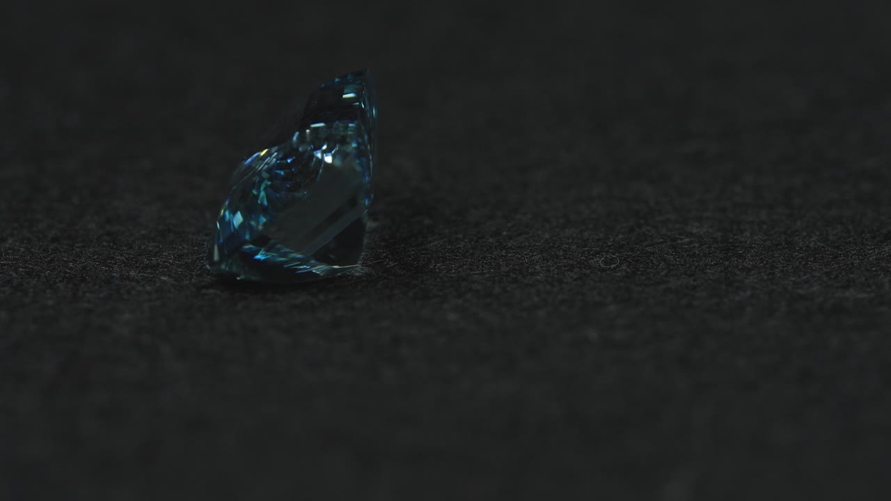 화려한 파란색 보석은 회전하고 반인다.