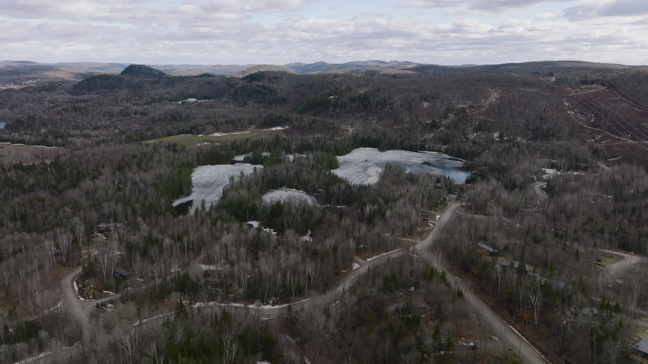 lago congelado y vasto paisaje forestal en quebec, canadá - toma aérea