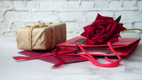 bolsa de regalo roja y rosa con caja de regalo