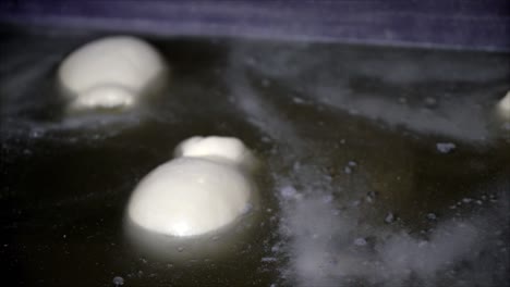 el queso caciotta siciliano se forma flotando en el agua