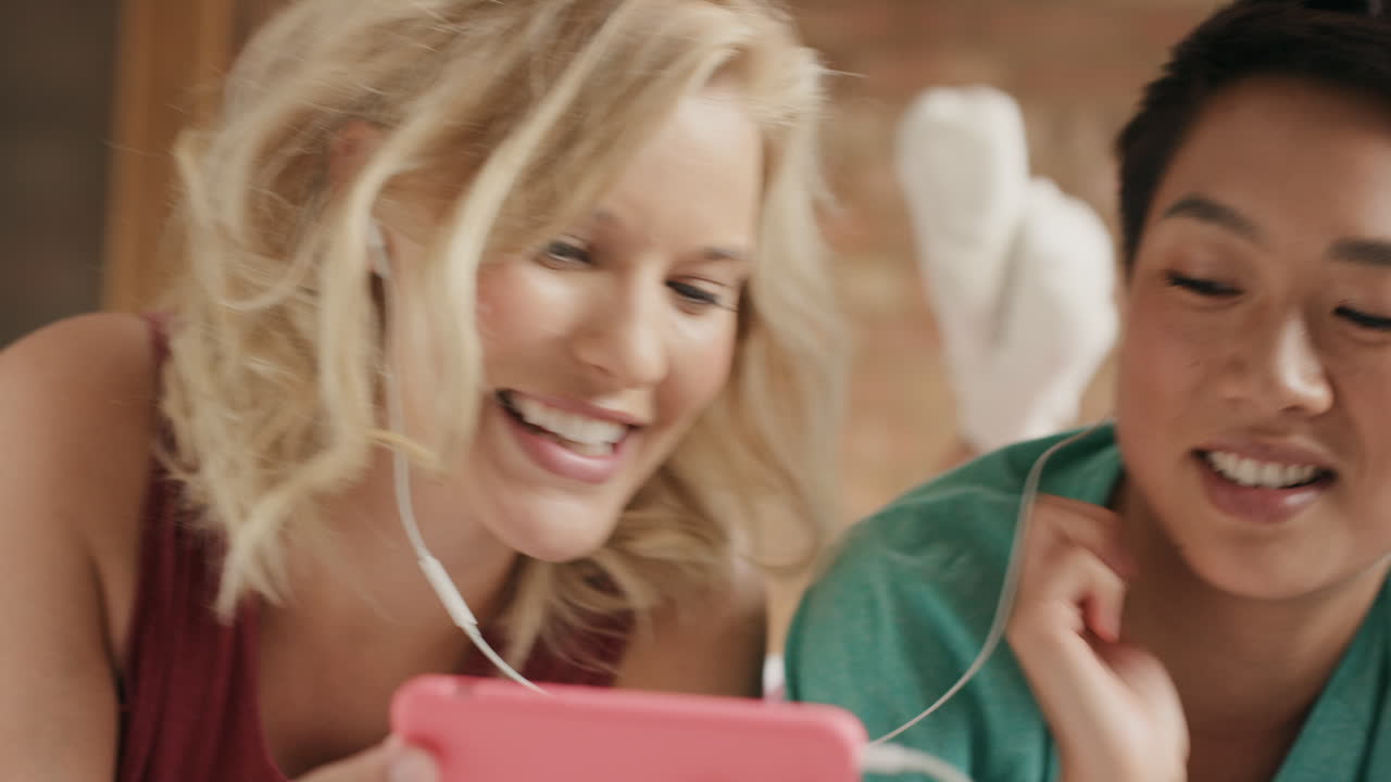 amigas escuchando música compartiendo teléfono inteligente