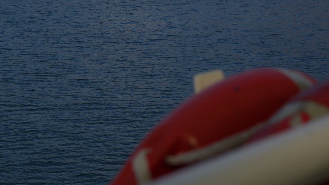 바다 에서 항해 하는 페리 보트 의 구명 보이