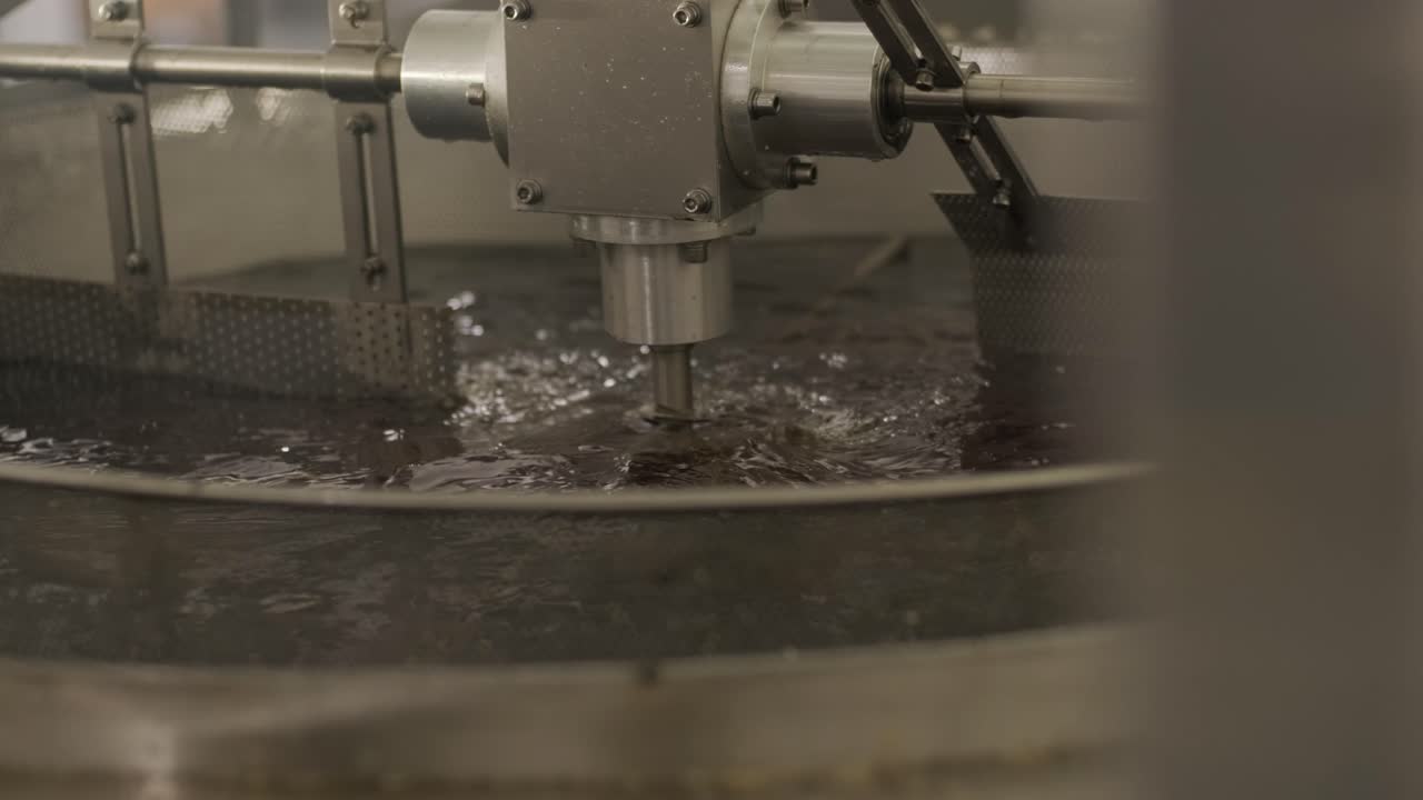 감자 과 간식 생산: 산업용 김 기계: 은 기름으로 큰 그에 김됩니다. 생산 공장 라인은 김 후 황금 감기 을 움직입니다.