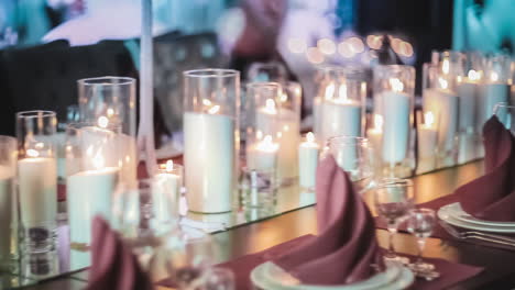 velas encendidas en la mesa