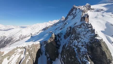vista aérea, picos de montañas nevadas de los alpes franceses en un día soleado con un cielo azul claro en la región de chamonix