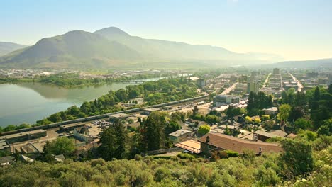 Rauchverhüllte-Kamloops:-Stadtbildschwenks-Inmitten-Von-Waldbranddunst