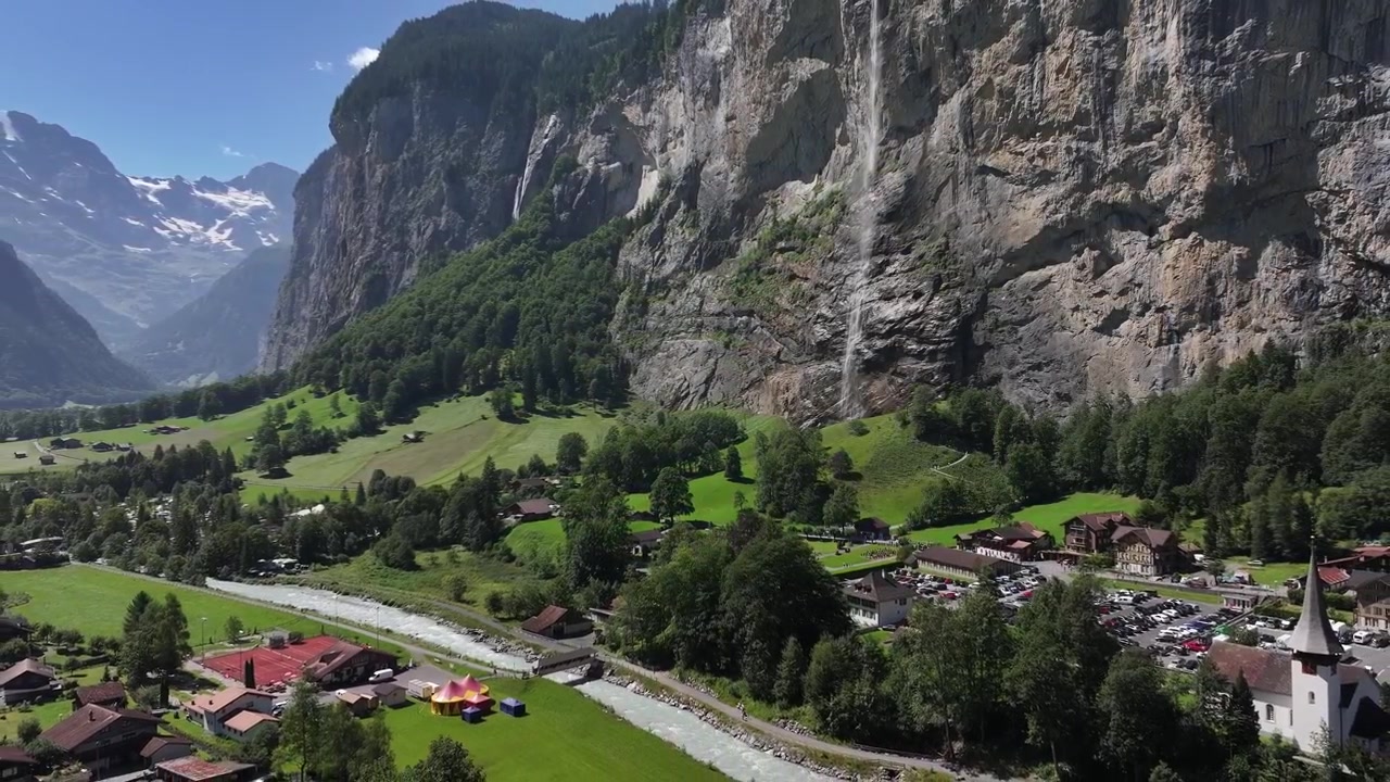 Lauterbrunnen, Bern Kantonu, İsviçre'nin yerel görünümü. Lauterbrunnen, Bern Kantonu, İsviçre'nin havadan drone görünümü.