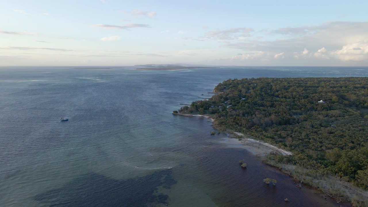 vista de amity point camping beach y embarcadero de moreton bay en north straddie, queensland, australia