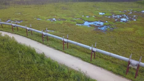 Crude-oil-pipeline-near-Prudhoe-Bay,-Alaska