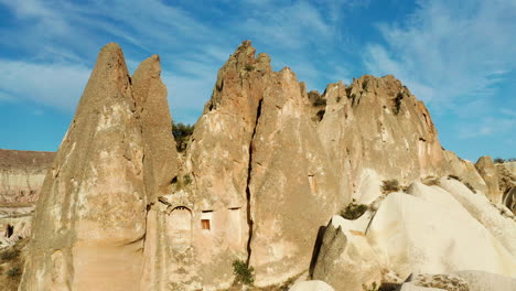 formación de piedra de capadocia con viviendas talladas en la ladera, vista aérea