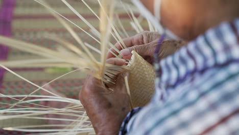 Hábil-Y-Cuidadosamente-Tejiendo-Tiras-De-Bambú,-Método-Tradicional-De-Tejido-De-Bambú