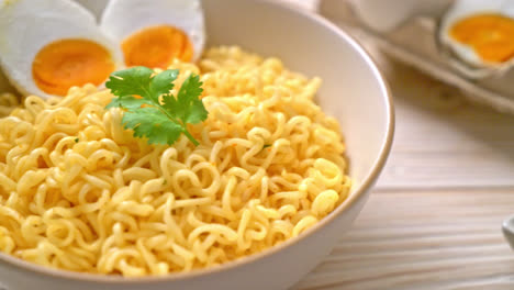 instant-noodles-bowl-with-salt-egg