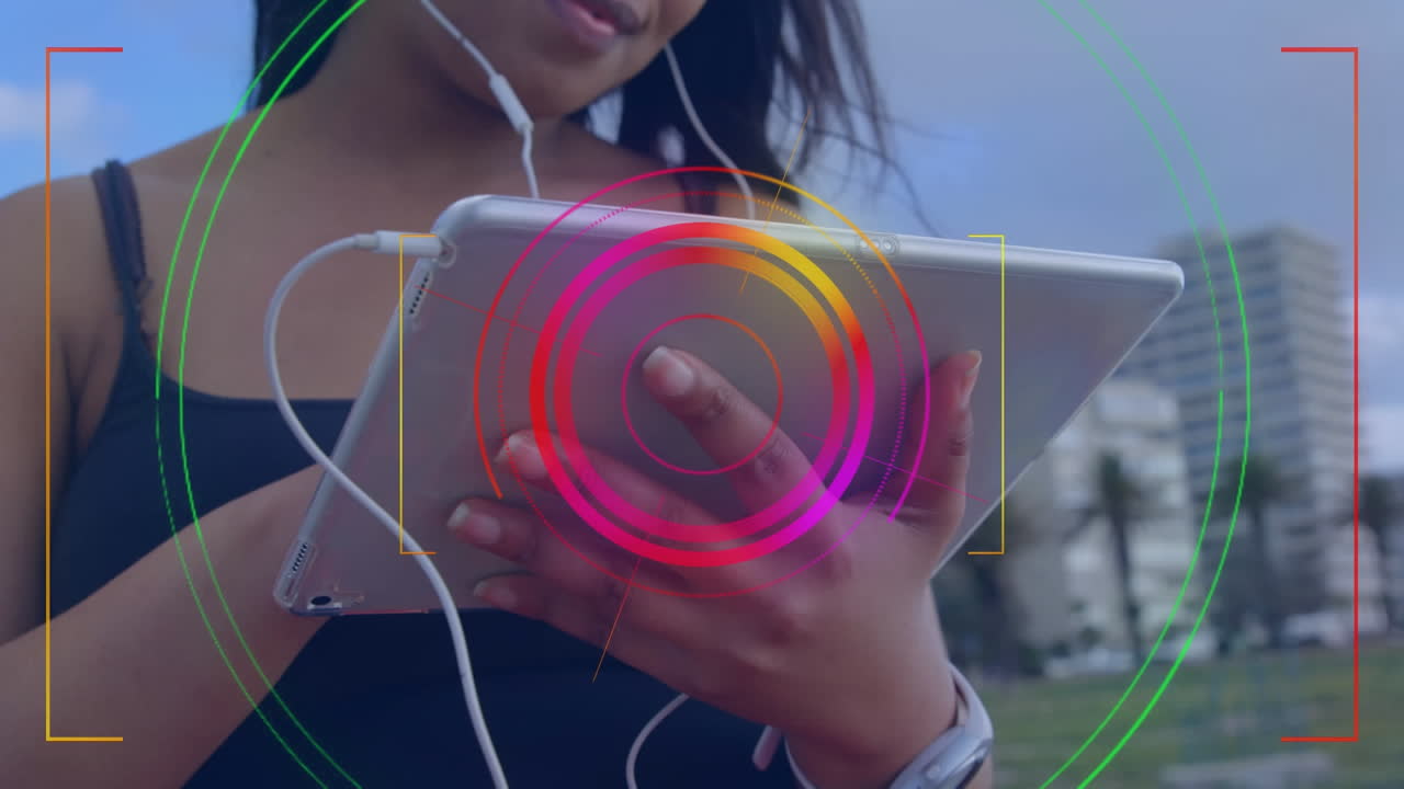 animación de escaneo de alcance sobre mujer biracial usando tableta