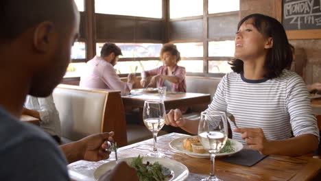 vista sobre o ombro de um casal almoçando em um restaurante
