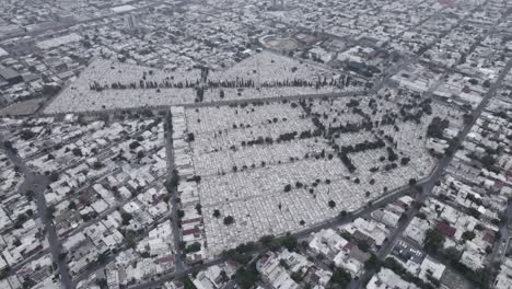 Disparo-De-Drones-En-Un-Día-Nublado-Por-La-Mañana-En-El-Cementerio-De-Dolores-En-La-Ciudad-De-Monterrey,-México