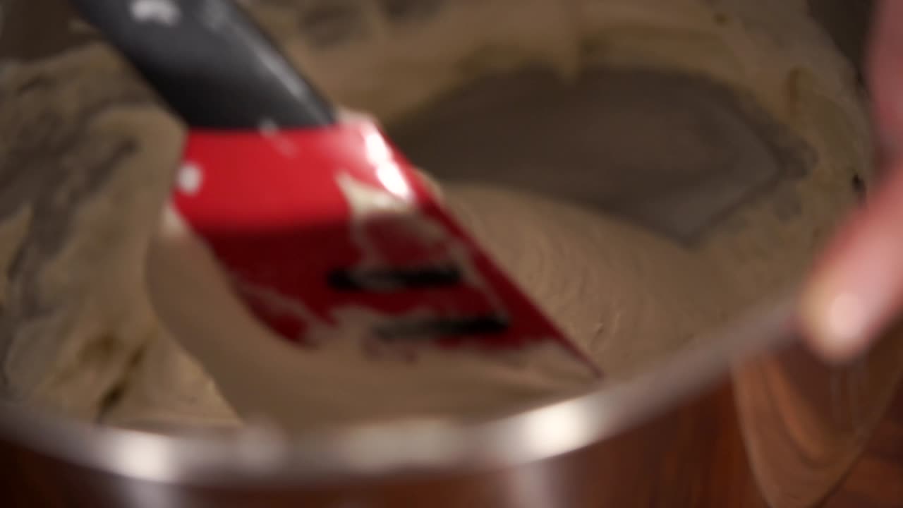 смешивание ингредиентов в горшке