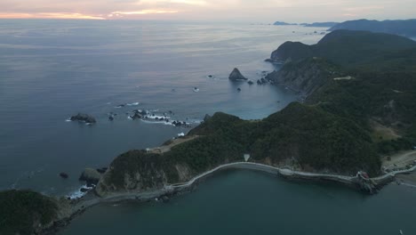 Paisaje-Panorámico-Aéreo-De-La-Península-Costera-De-Barra-De-Navidad,-Mar,-Horizonte