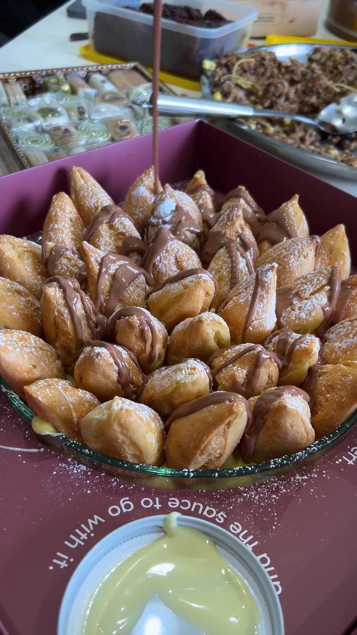 Delizia il tuo pubblico con questo video verticale in 4K di un dessert decadente guarnito con salsa al cioccolato. Perfetto per contenuti gastronomici su Instagram, TikTok e altro ancora. Cattura l'essenza della dolcezza