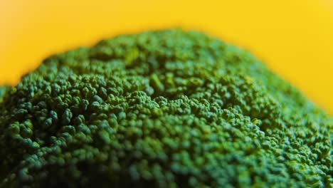 cerca de las verduras frescas de brócoli verdes girando
