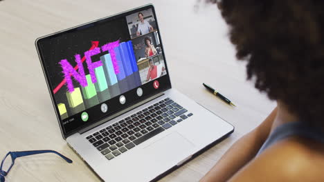 mujer de negocios afroamericana que usa una computadora portátil para videollamadas con diversos colegas de negocios