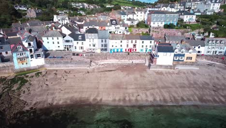 Kingsands-Village-with-Coastal-Beachfront-on-a-Summers-Day-in-Cornwall,-UK