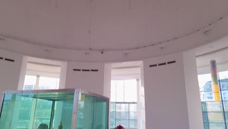 vista interior de la estupa de buda desde un ángulo plano durante el día. el video se tomó en el parque de buda en patna, bihar, india, el 15 de abril de 2022.